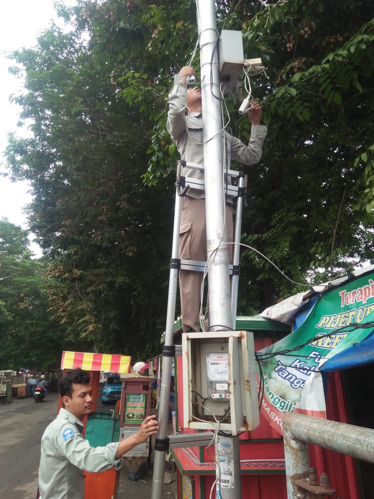 Pergantian kabel dan Perbaikan CCTV Stadion.